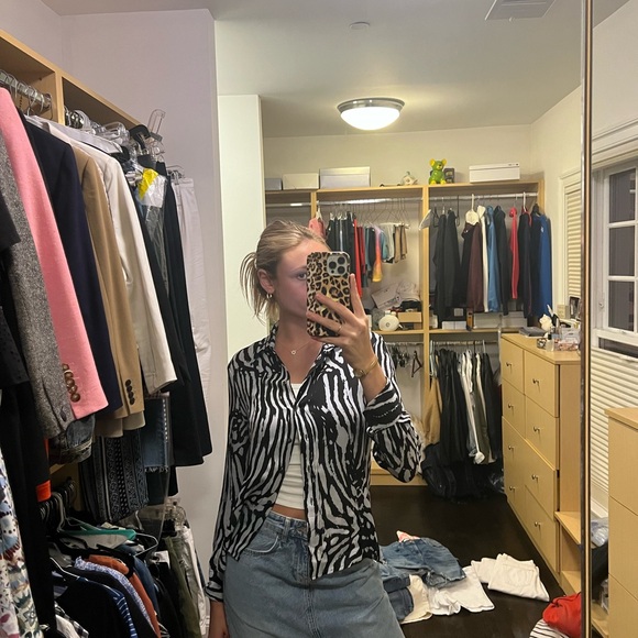 CARLISLE ANIMLA PRINT BUTTON UP - Picture 2 of 3